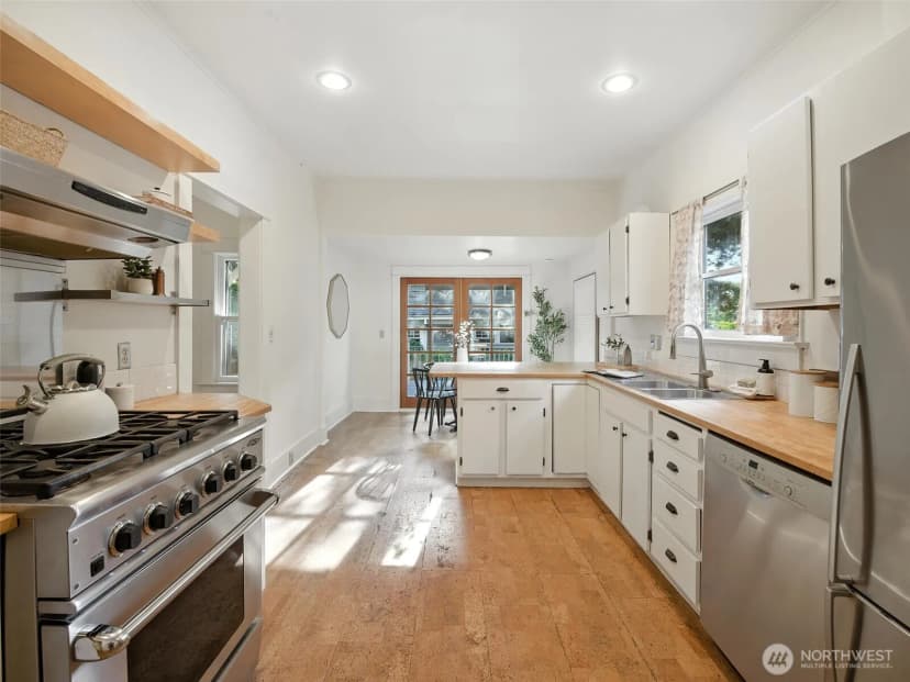Property photo for 2555 Queen Anne Avenue N, Seattle photo 11