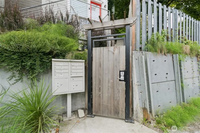 Property photo for 1003 Sturgus Avenue S, Seattle photo 4