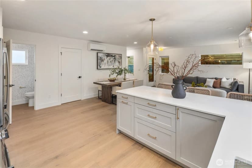 Property photo for 2616 E Roy Street, Seattle photo 3