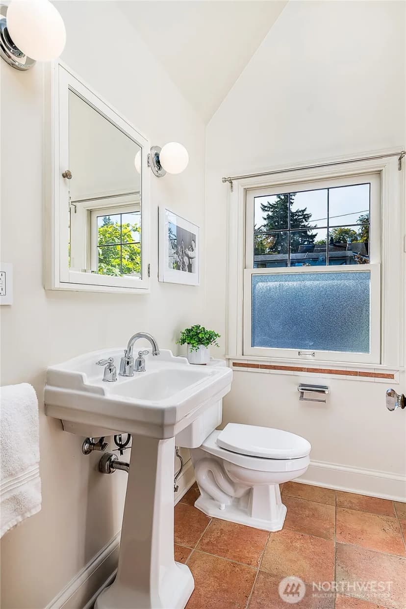 Property photo for 2520 Warren Avenue N, Seattle photo 21