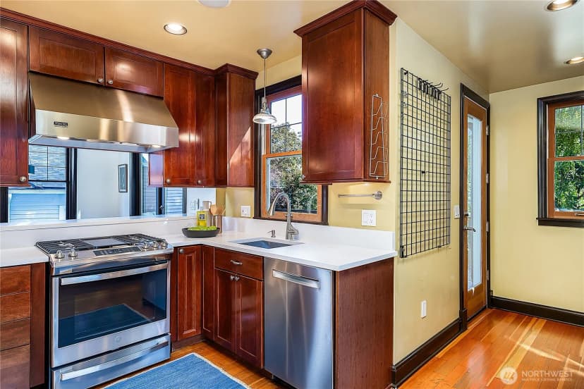 Property photo for 2520 Warren Avenue N, Seattle photo 9
