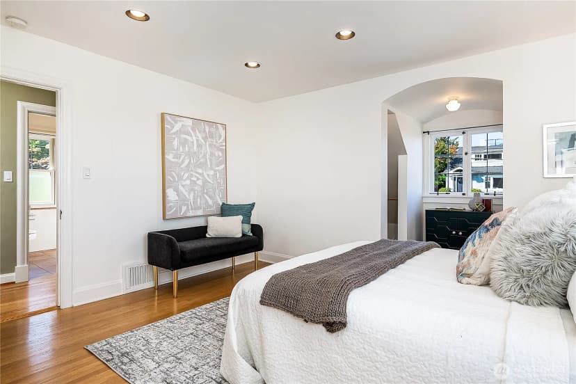 Property photo for 2520 Warren Avenue N, Seattle photo 16