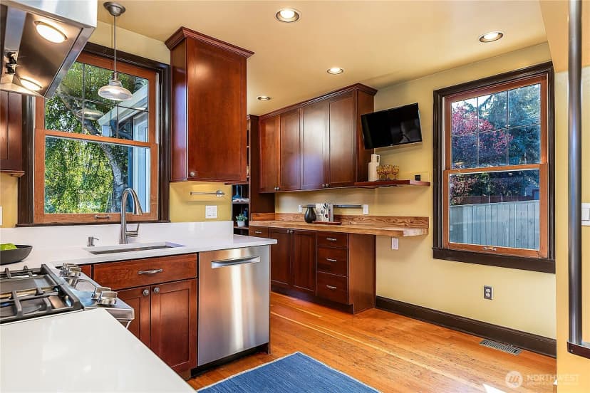 Property photo for 2520 Warren Avenue N, Seattle photo 8