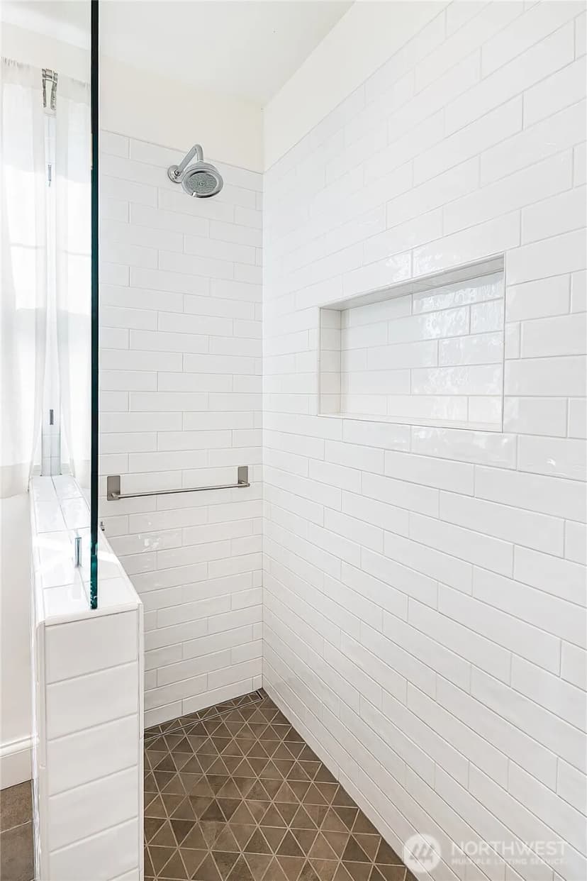 Property photo for 2520 Warren Avenue N, Seattle photo 14
