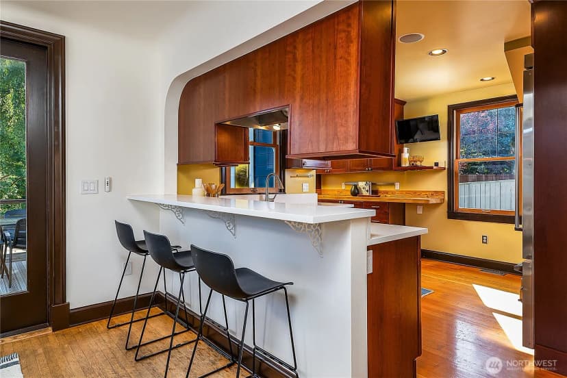 Property photo for 2520 Warren Avenue N, Seattle photo 7