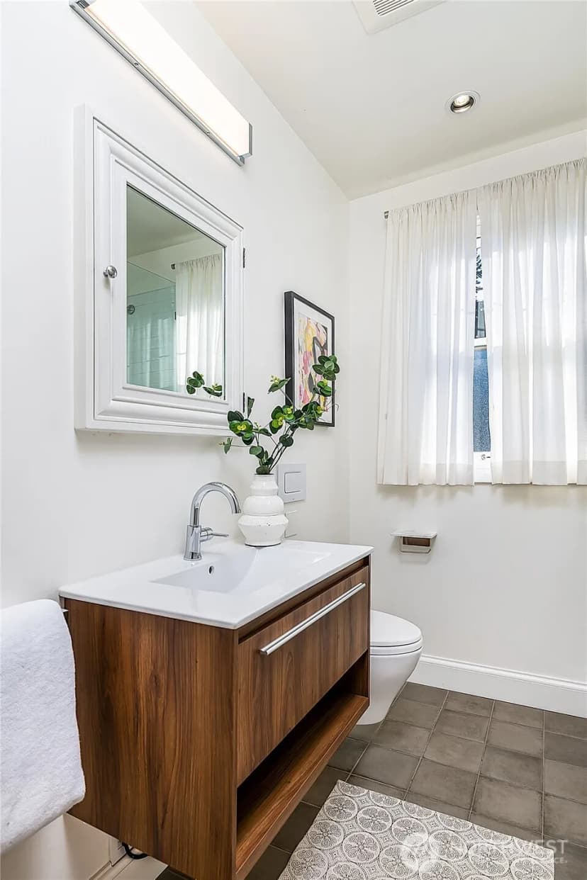 Property photo for 2520 Warren Avenue N, Seattle photo 13