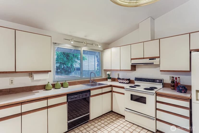 Property photo for 13018 Ne 134th Place, Kirkland photo 6