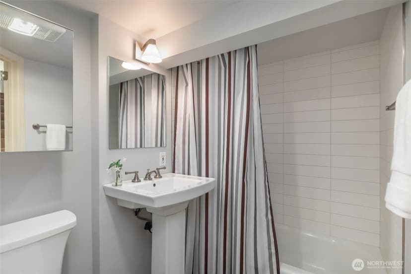 Property photo for 1015 5th Avenue W, Seattle photo 31