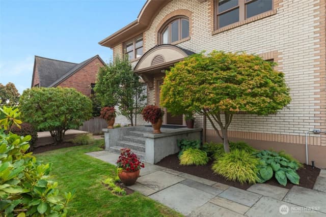 Property photo for 1015 5th Avenue W, Seattle photo 3