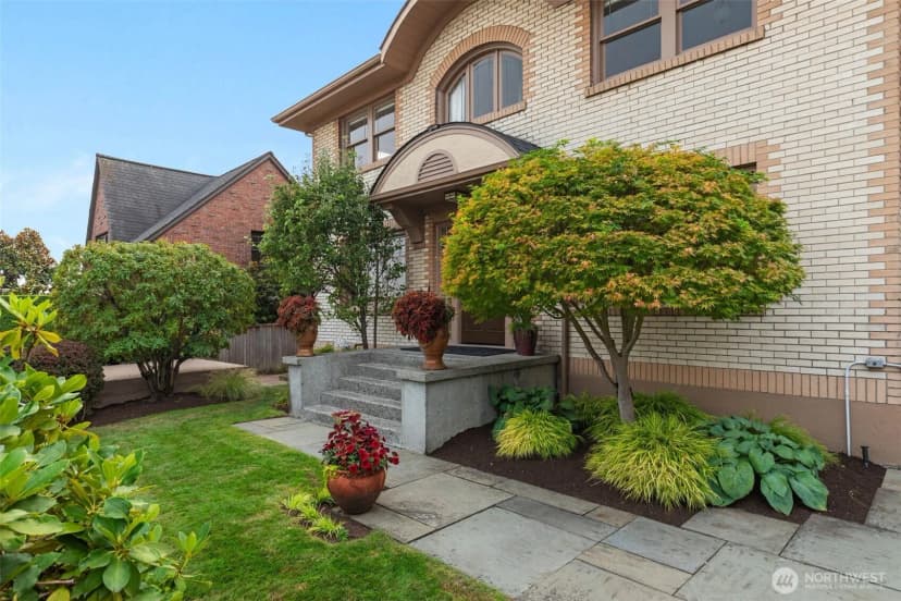 Property photo for 1015 5th Avenue W, Seattle photo 3