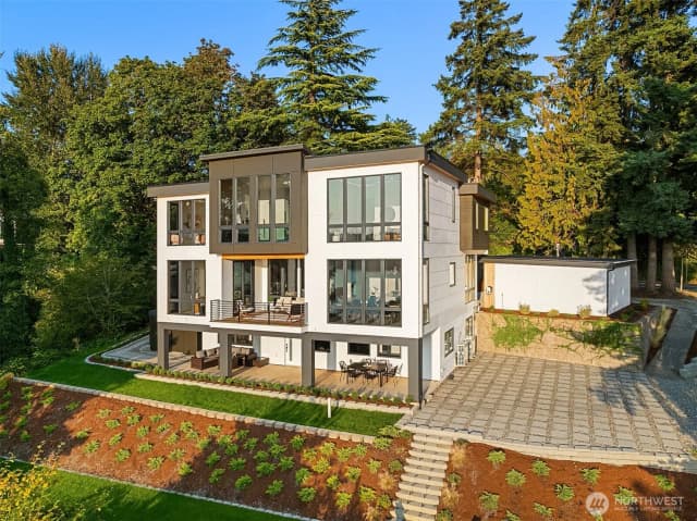 Property photo for 6815 Lake Washington Boulevard Se, Newcastle photo 3