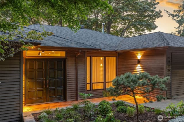 Property photo for 5225 Sw Jacobsen Road, Seattle photo 3