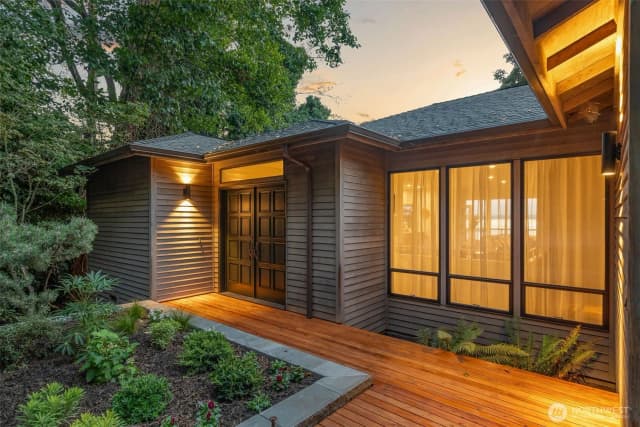 Property photo for 5225 Sw Jacobsen Road, Seattle photo 2