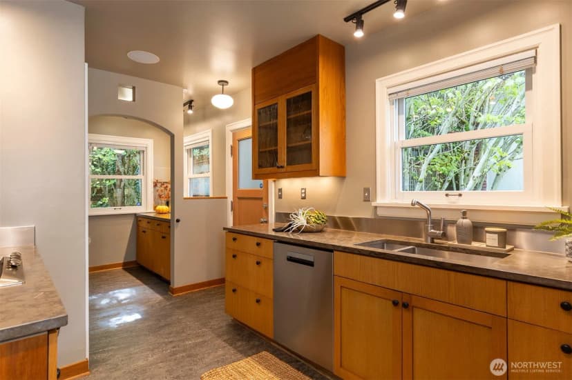 Property photo for 7 Newell Street, Seattle photo 11