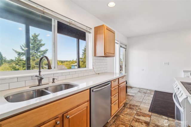 Property photo for 1499 Sw Ponsteen Drive, Oak Harbor photo 4