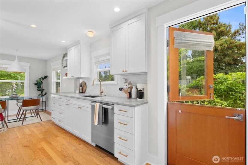 Property photo for 3203 Ne 94th Street, Seattle photo 4