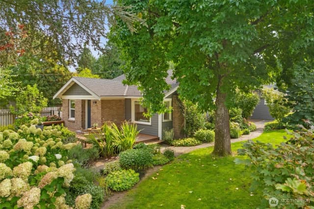 Property photo for 3203 Ne 94th Street, Seattle photo 2