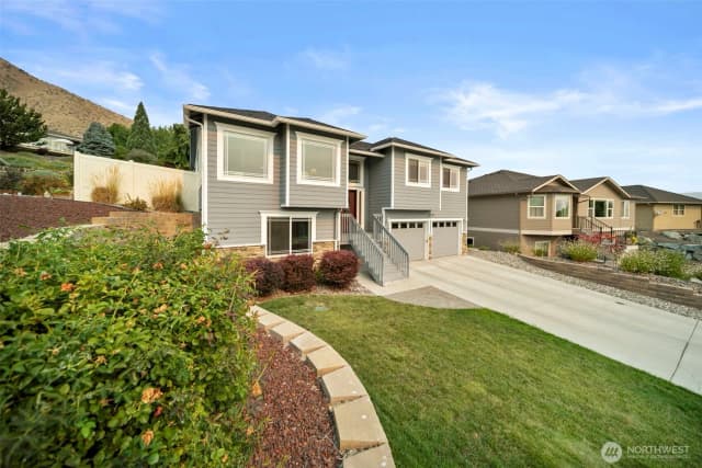 Property photo for 2012 Linville Drive, Wenatchee photo 3