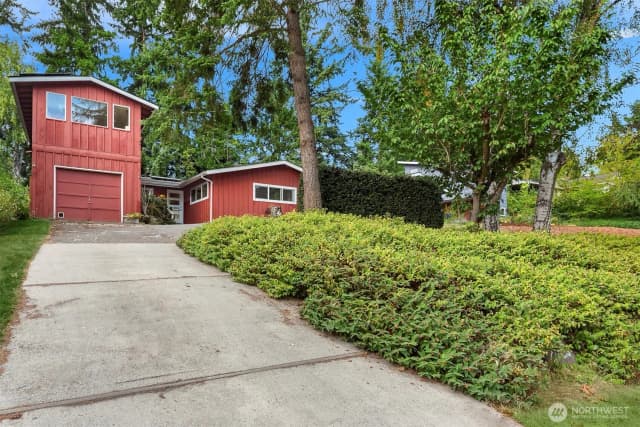 Property photo for 2020 Ne 102nd Street, Seattle photo 2