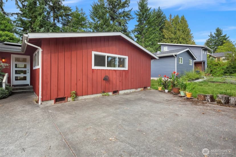 Property photo for 2020 Ne 102nd Street, Seattle photo 3