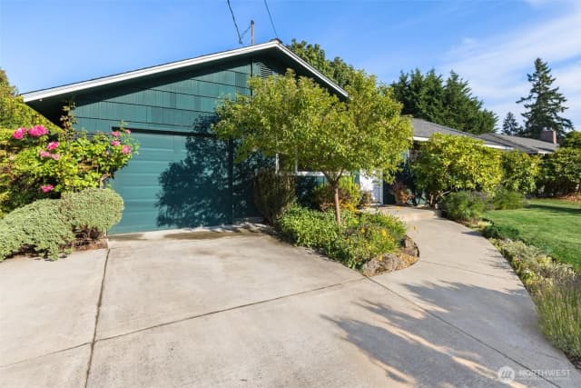 Property photo for 1300 Queen Avenue Ne, Renton photo 4