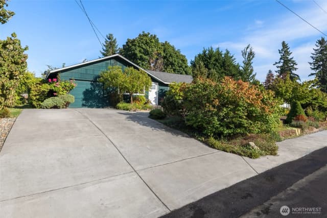 Property photo for 1300 Queen Avenue Ne, Renton photo 3