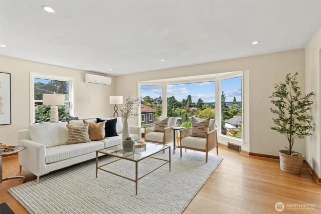 Property photo for 730 W Etruria Street, Seattle photo 4