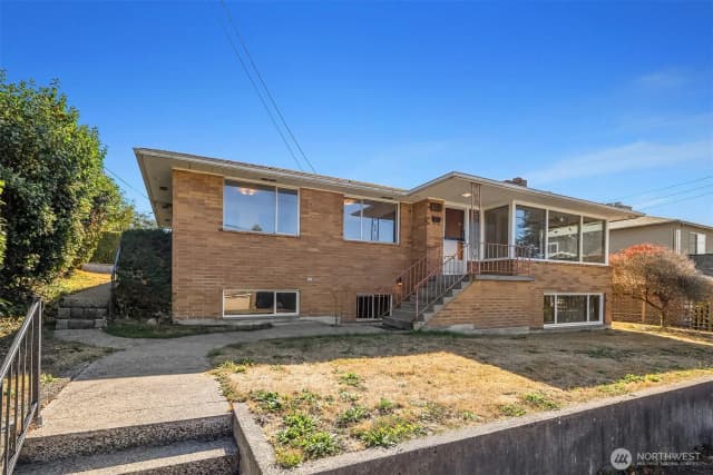 Property photo for 812 Main Street, Edmonds photo 2