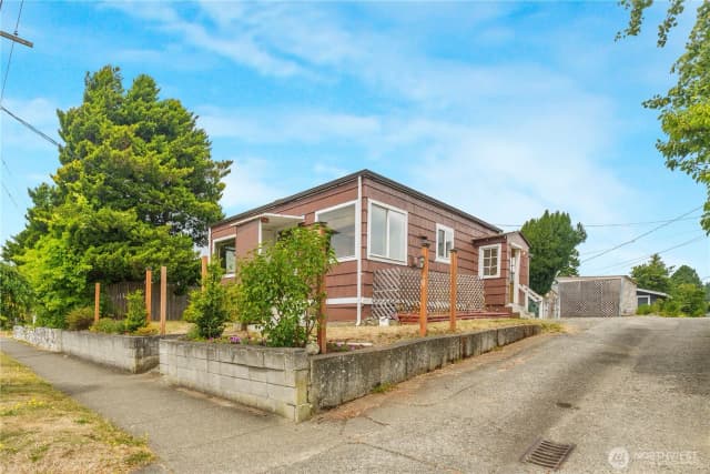 Property photo for 710 W North St, Bellingham photo 2