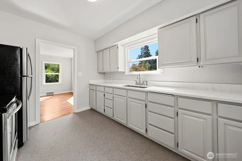 Property photo for 13726 23rd Avenue Ne, Seattle photo 9
