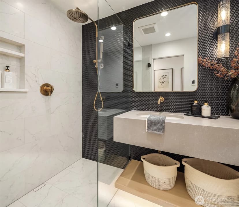 Property photo for 15925 70th Avenue Ne, Kenmore photo 15