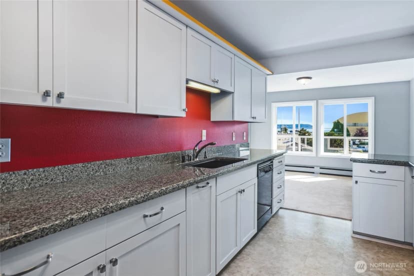 Property photo for 1800 Skyline Way #205, Anacortes photo 4