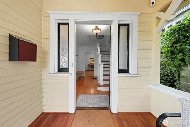 Property photo for 911 N 47th Street, Seattle photo 3