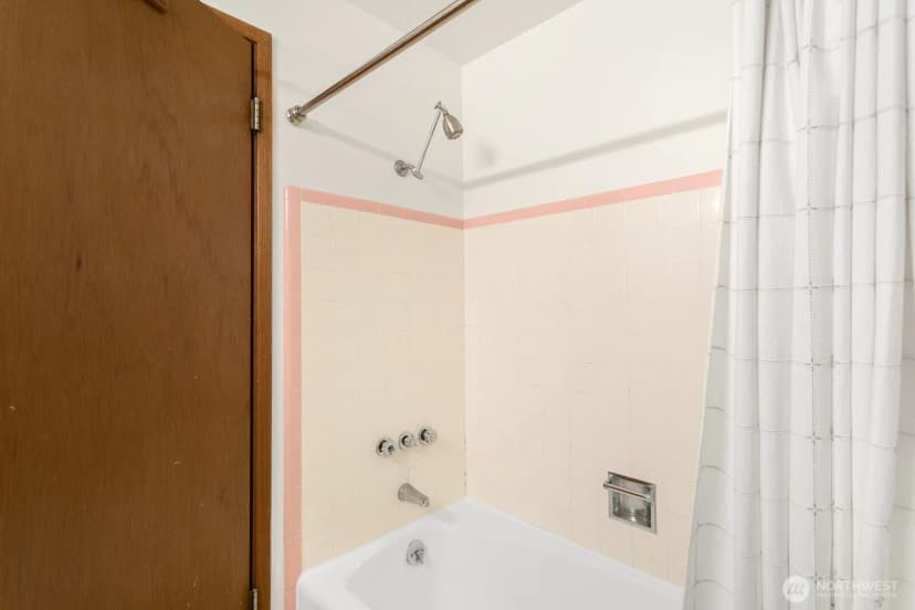 Property photo for 7015 26th Avenue Ne, Seattle photo 12