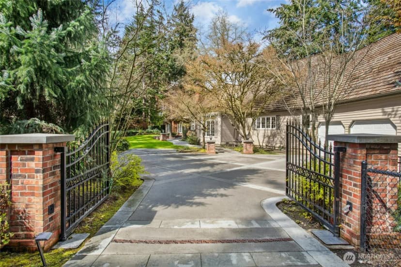 Property photo for 8150 Evergreen Lane, Mercer Island photo 4