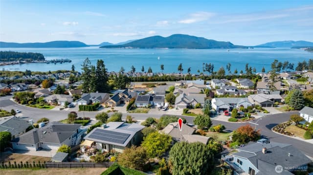 Property photo for 4218 Glasgow Way, Anacortes photo 2