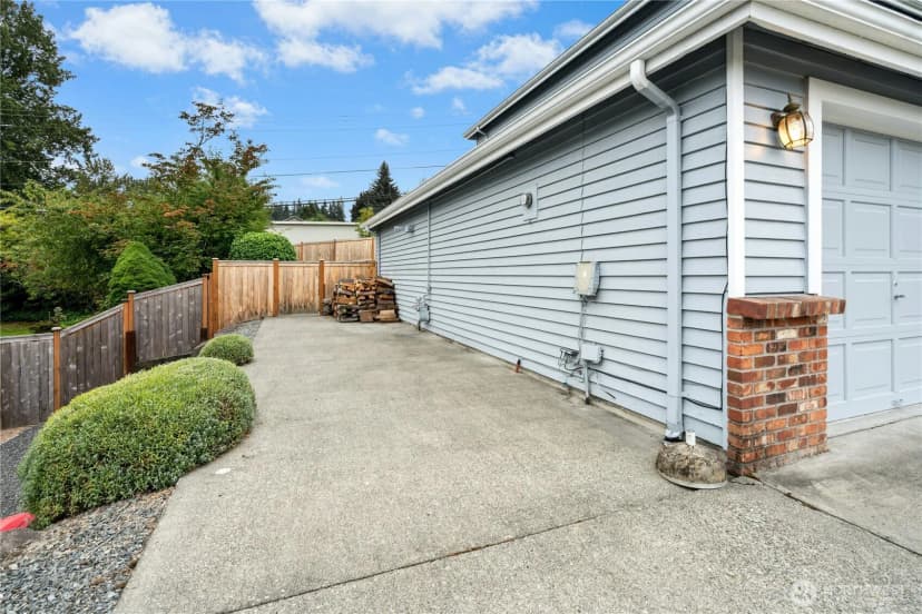 Property photo for 2748 215th Place Sw, Brier photo 34