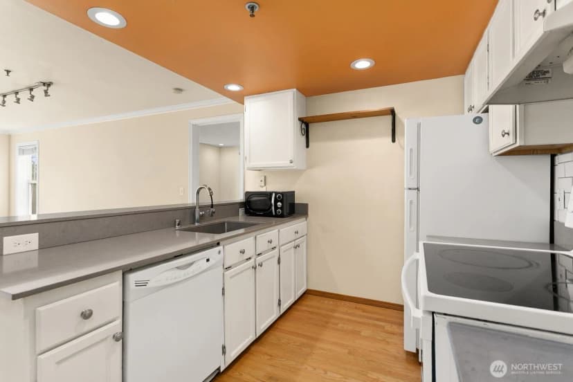 Property photo for 3901 Fremont Avenue N #304, Seattle photo 8