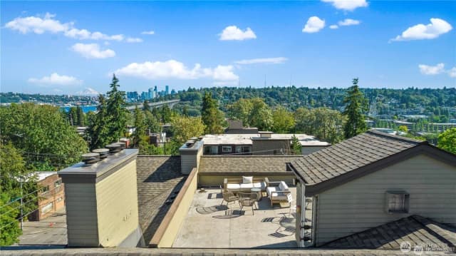 Property photo for 3901 Fremont Avenue N #304, Seattle photo 2