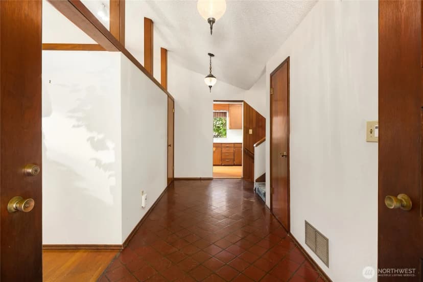 Property photo for 2708 Ne 195th Place, Shoreline photo 9