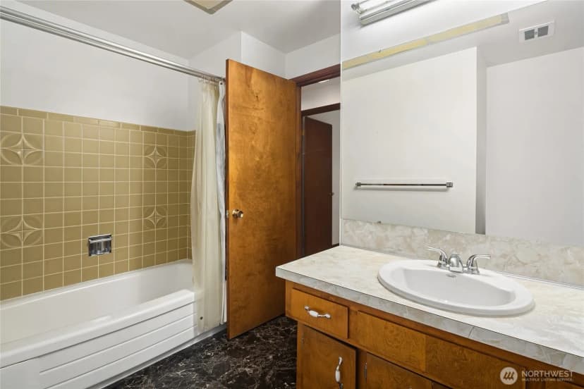 Property photo for 2708 Ne 195th Place, Shoreline photo 26
