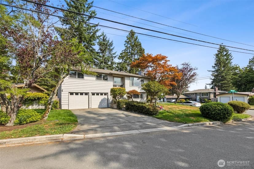 Property photo for 16518 Ne 25th Place, Bellevue photo 2