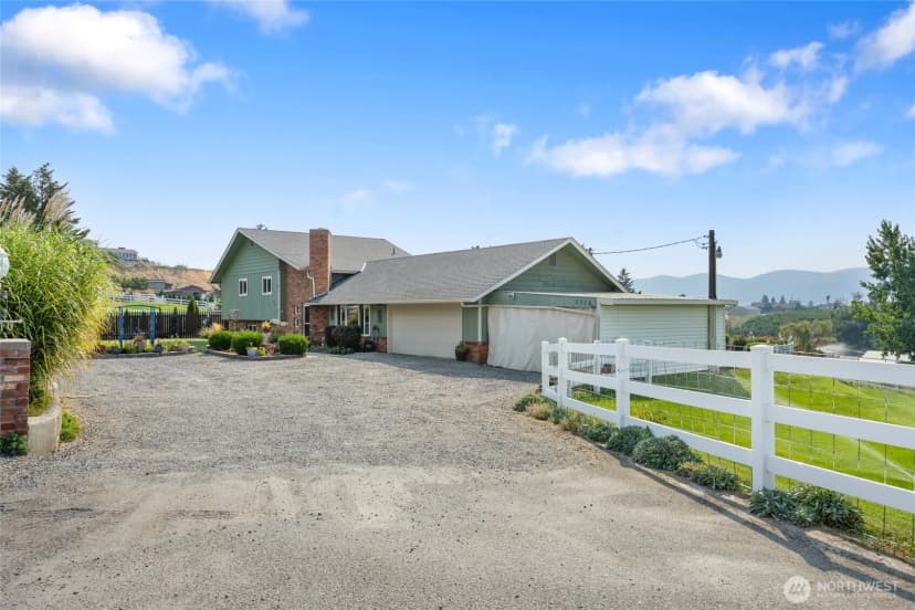 Property photo for 2716 8th Street Ne, East Wenatchee photo 3