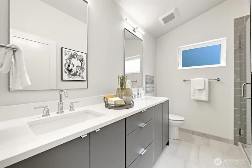 Property photo for 13049 39th Avenue Ne, Seattle photo 9