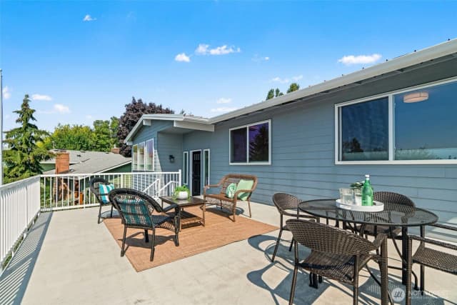 Property photo for 721 Elm Place W, Edmonds photo 4