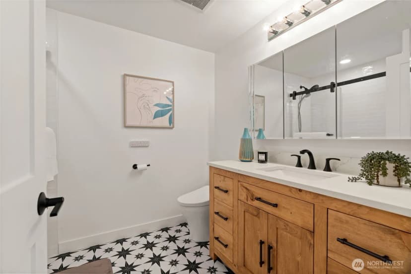 Property photo for 721 Elm Place W, Edmonds photo 14