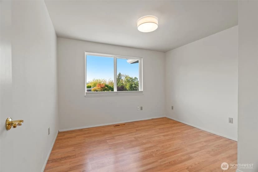 Property photo for 721 Elm Place W, Edmonds photo 15