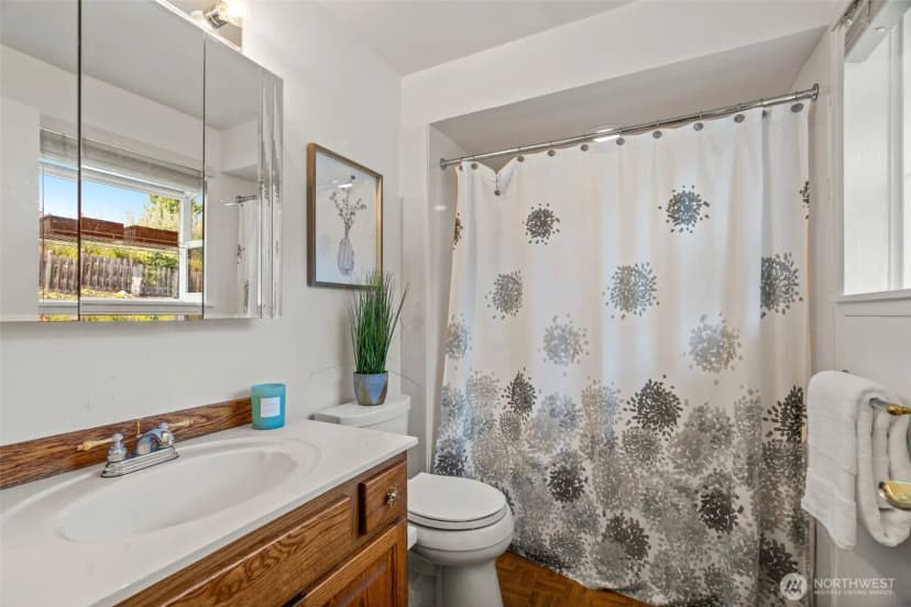 Property photo for 721 Elm Place W, Edmonds photo 16