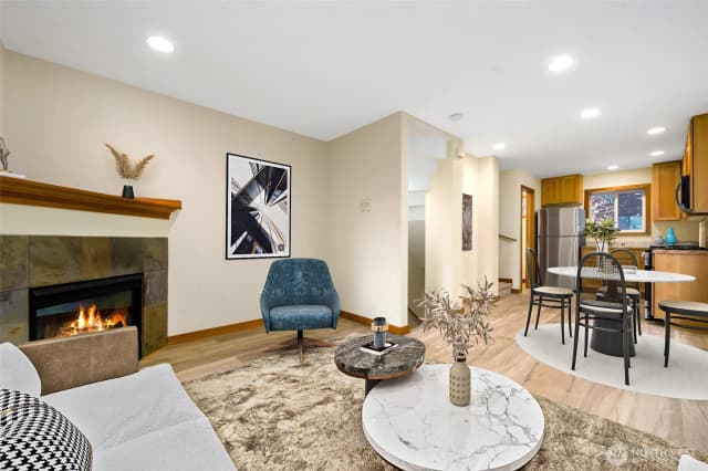Property photo for 4533 40th Avenue Sw #c, Seattle photo 2