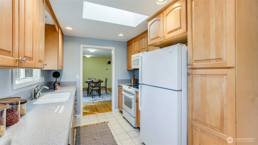 Property photo for 10607 Ne 17th Street, Bellevue photo 8